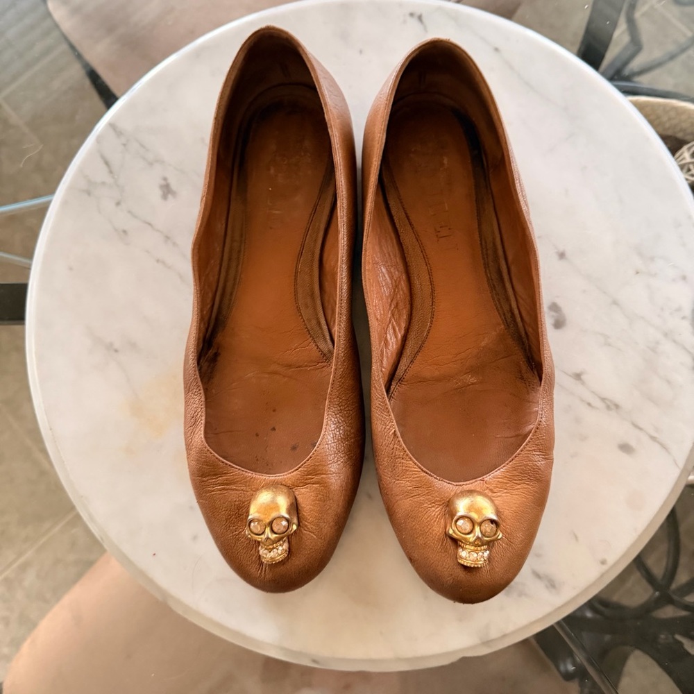 Alexander McQueen Camel Leather Flats with Gold Skull Detail Size EU 40 / US 9.5